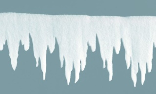 Eiszapfenfries aus 2cm Schneematte, schwer entflammbar nach B1 Abmessung: 500x30cm Farbe: weiß